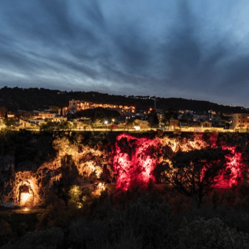 LES NITS DE LA CINGLERA DEL CAPELLÓ - PASSEJADA PER LA CINGLERA IL·LUMINADA