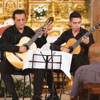 TWELVE STRINGS “Enrique Muñoz”, Dues guitarres, dues generacions