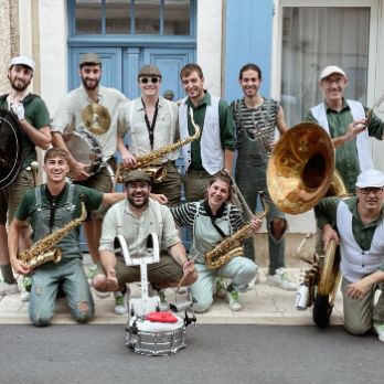 Correbars amb la xaranga Bufant Fort Street Band [FESTIVAL RESPIRA CULTURA 2024]